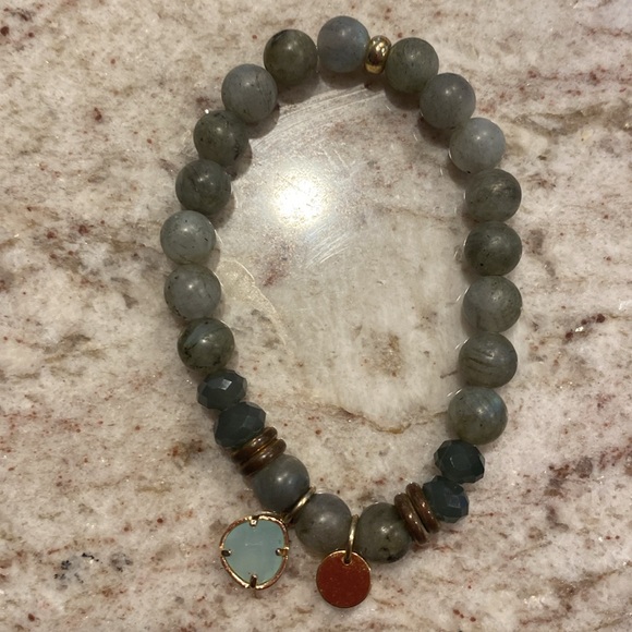 Green beaded stretch bracelet with hanging charm. - Picture 4 of 7